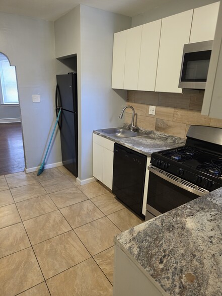 Building Photo - 404 N Daggett St