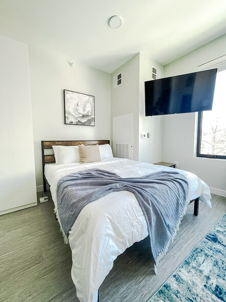 Building Photo - 2530 University Ave