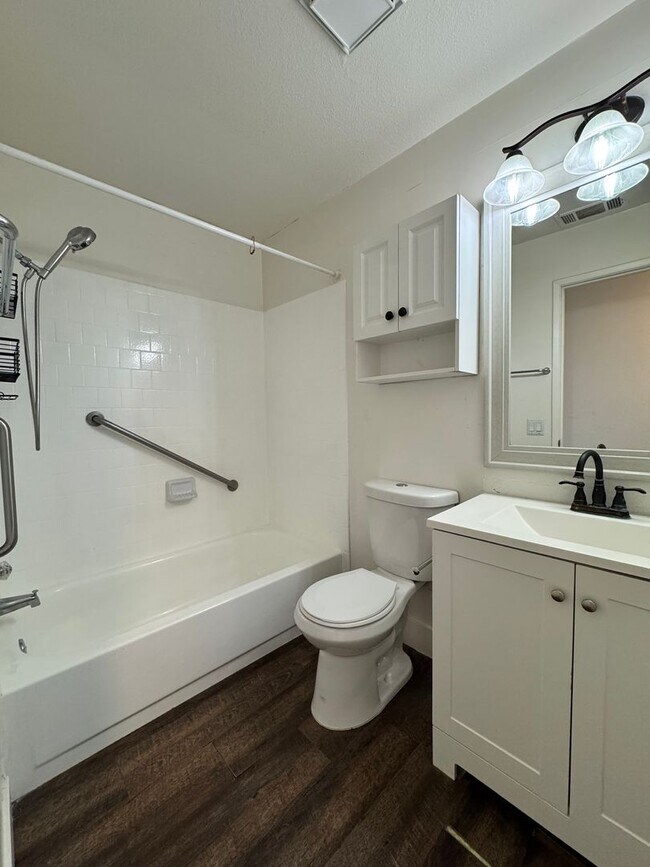 Building Photo - Available now! 3 Bed/2 Bath Home