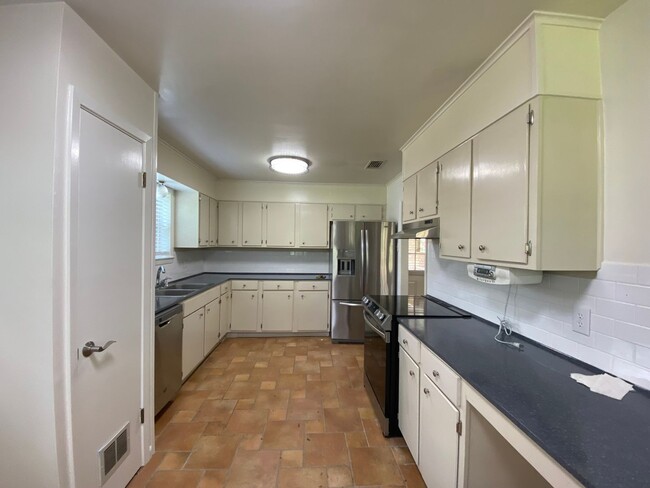 Building Photo - 619 Baird Dr
