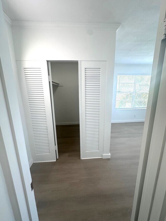 Building Photo - Updated 1 Bedroom 1 Bath Condo - Steps from Fort Lauderdale Beach!
