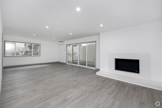 3BD, 2BA - 1,600SF - Living Room - 1408 Barry Ave