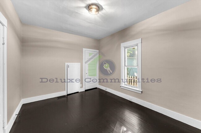 Building Photo - Remodeled 3BR + Flex Room | Steps from Leonard & Minutes to Downtown
