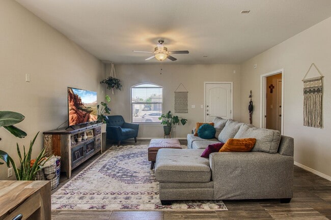 Building Photo - Beautiful Modern & Contemporary House 3 beds-2 baths in 79932