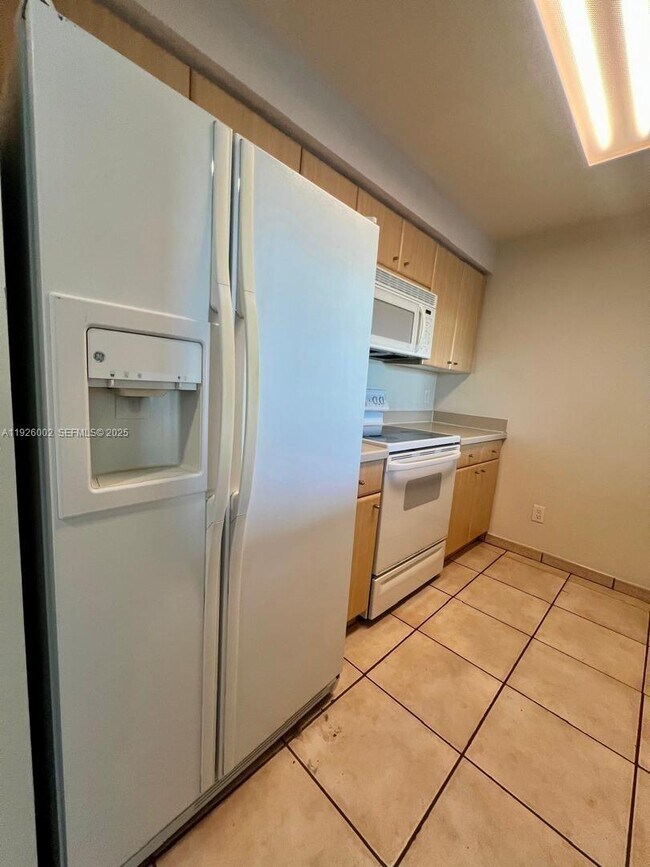 Building Photo - 2475 Brickell Ave