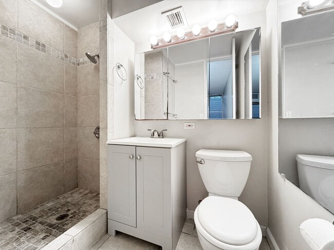 Building Photo - Pet Friendly Pualei Circle Condo with One ...