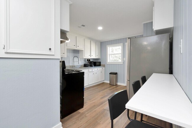 Primary Photo - 3339 Simmons St