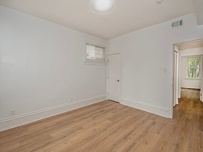 Building Photo - 624 N Sheridan Ave