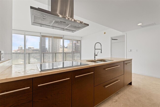 Building Photo - 495 Brickell Ave