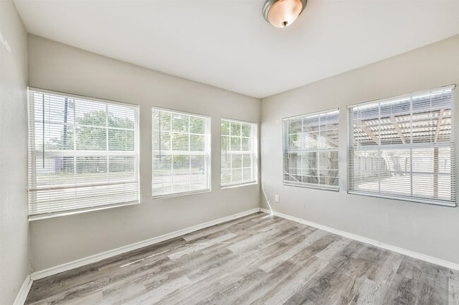 Building Photo - 424 S Broadway St