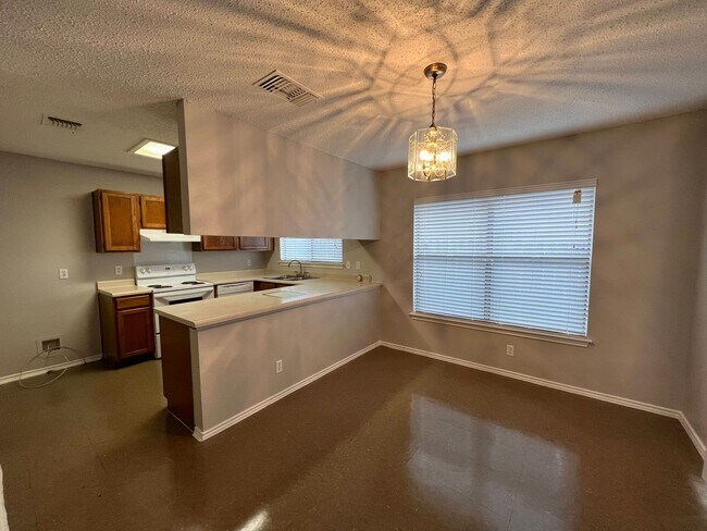 Building Photo - NICE & SPACIOUS!  3 BEDROOM / 2 BATH HOME LOCATED IN SPRING MEADOWS*FIREPLACE IN LIVING ROOM*