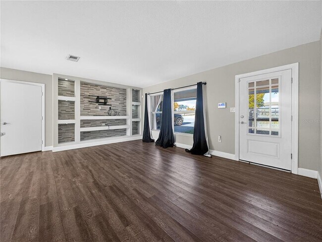 Building Photo - 2304 Country Club Rd