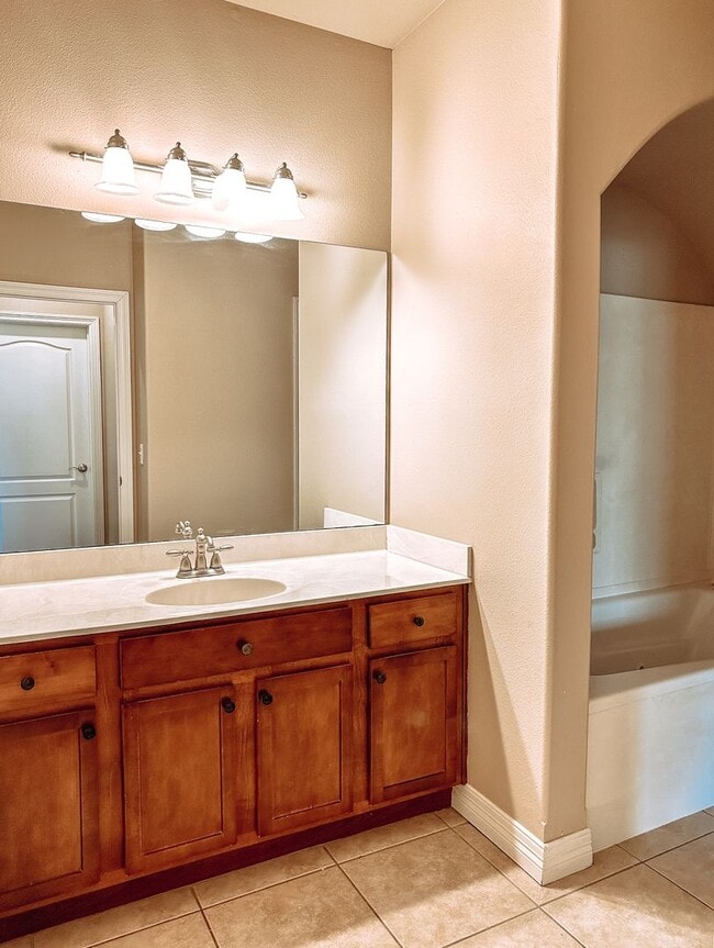 Building Photo - ** Move-in Special** Beautiful Townhome in...