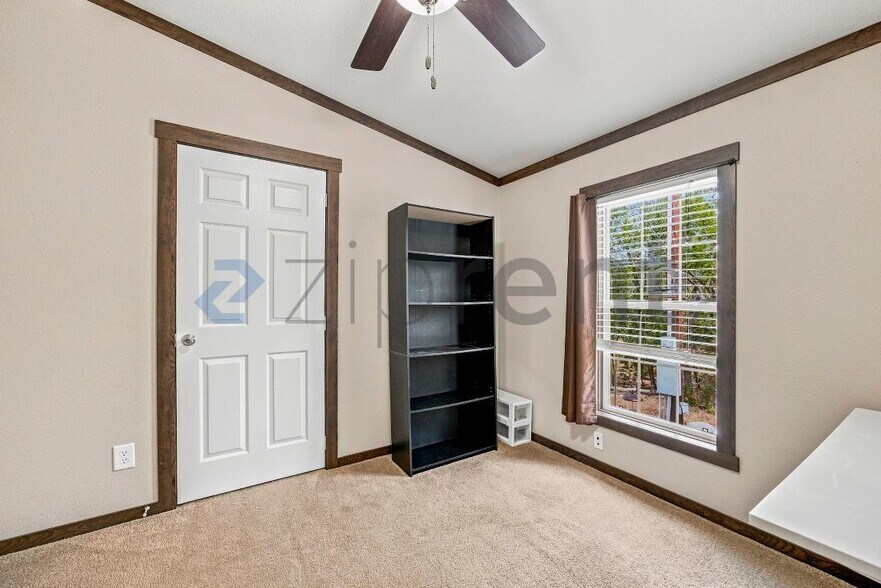Building Photo - Unit