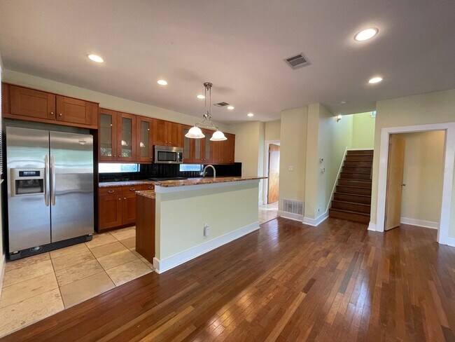 Building Photo - 5bed/3bath house in North Campus