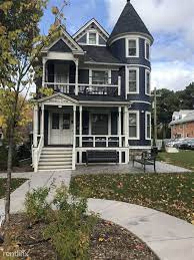 Building Photo - 1335 Hill St