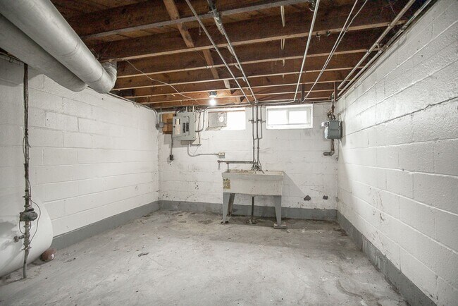 Building Photo - 3 Bedroom/1 Bath Single House Euclid!