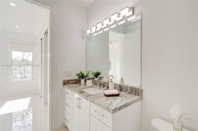 Building Photo - 1805 NW 22nd Ct