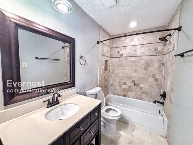 Building Photo - Stunning 3 Bed, 2.5 Bath Home with Modern ...