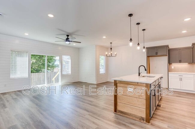 Building Photo - 8441 W 37th Ct N