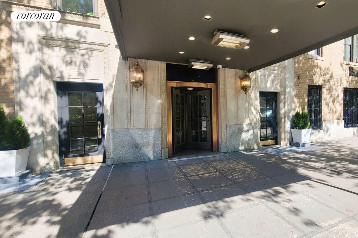 Building Photo - 45 W 81st St