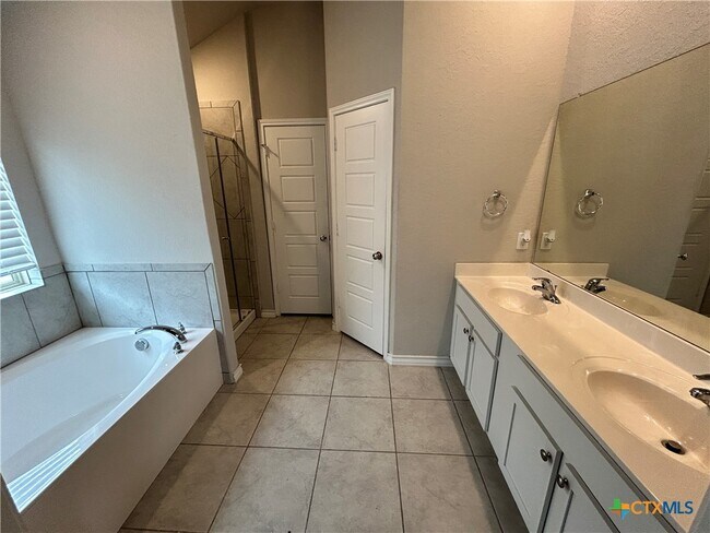 Building Photo - 724 Stonemanor