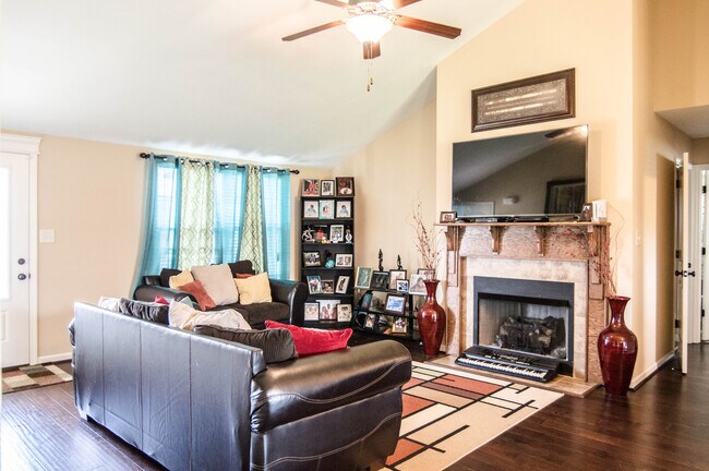 Building Photo - 676 Crestone Ln