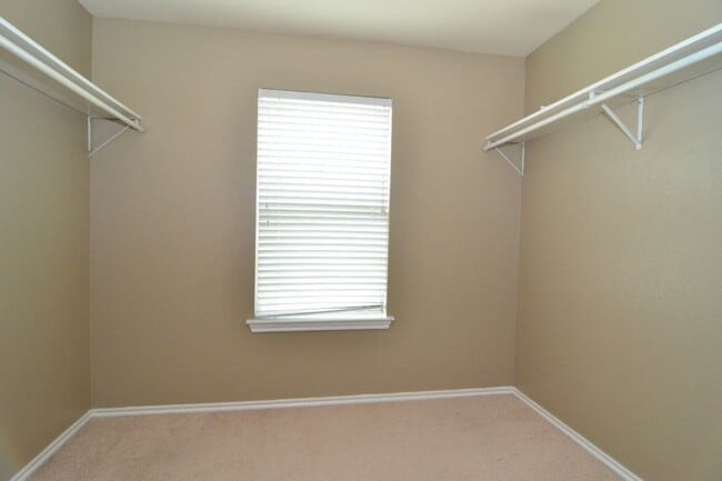 Building Photo - 3 bed/2.5 bath with granite countertops an...