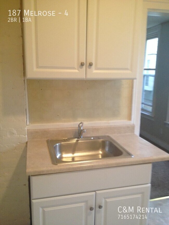 Building Photo - 2 Bedroom Lower Apartment