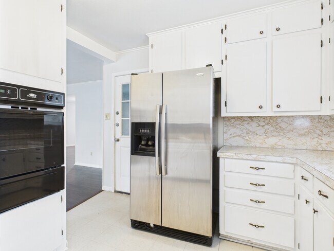 Building Photo - 1402 Village Dr