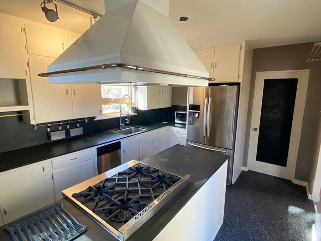 Building Photo - Beautiful Nob Hill Home with gourmet kitch...