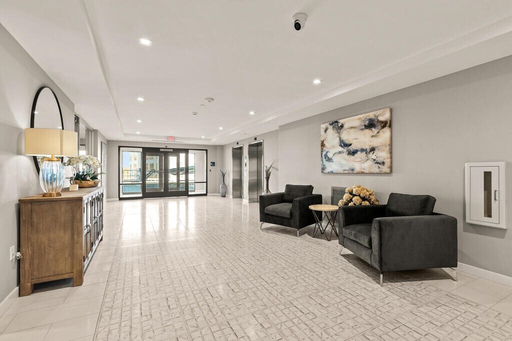 Building Photo - 26 Collins Ave