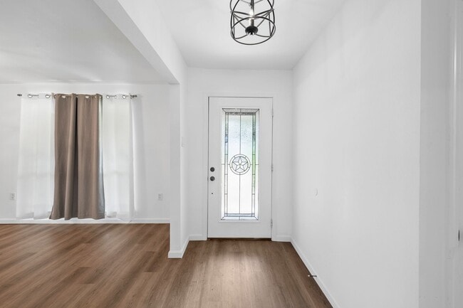 Building Photo - Fully Renovated Woodway Home