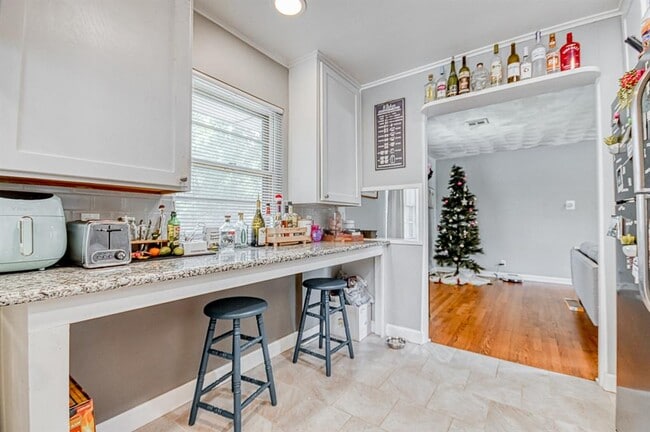 Building Photo - 1205 Westlawn Dr