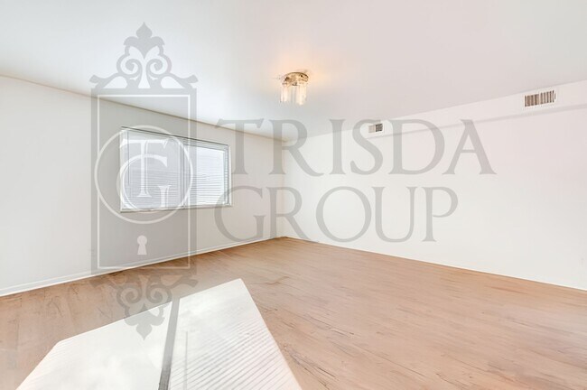 Building Photo - Avail July 1: 2BR Apt in Crafton, 1 Off Street Parking, AC, W/D included, Quartz Countertops, DW,...