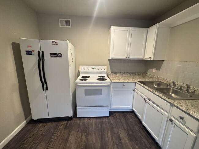 Building Photo - 2 Bedroom and 1 bathroom ready to move in