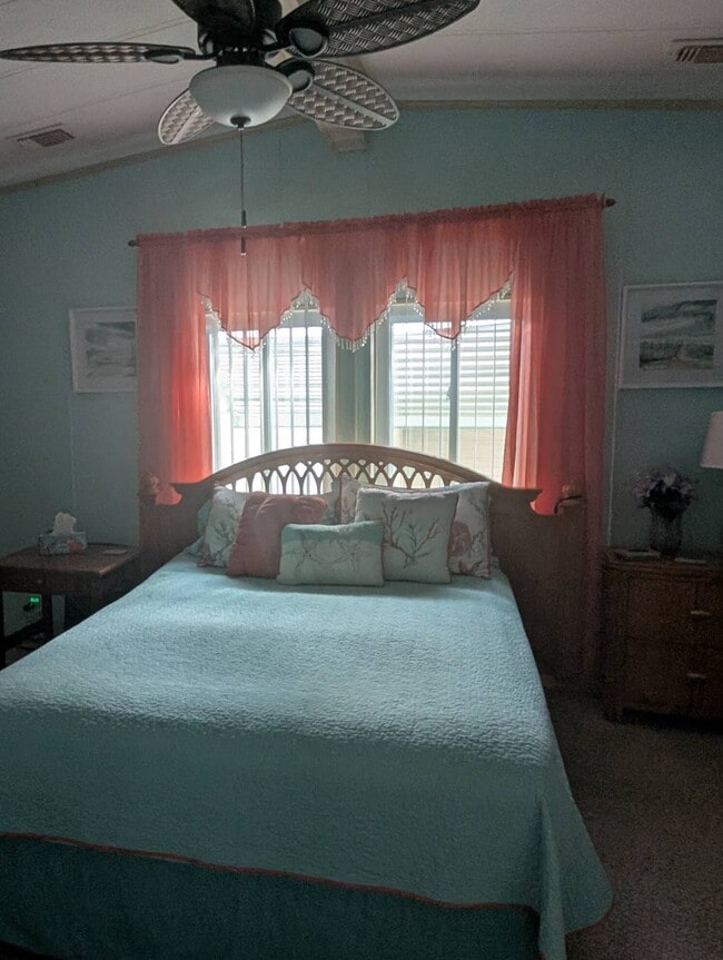 Building Photo - 280 Country Club Dr