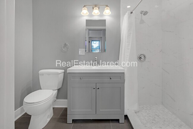 Building Photo - amazing 4 Bed 2 Bath available 9/1/26