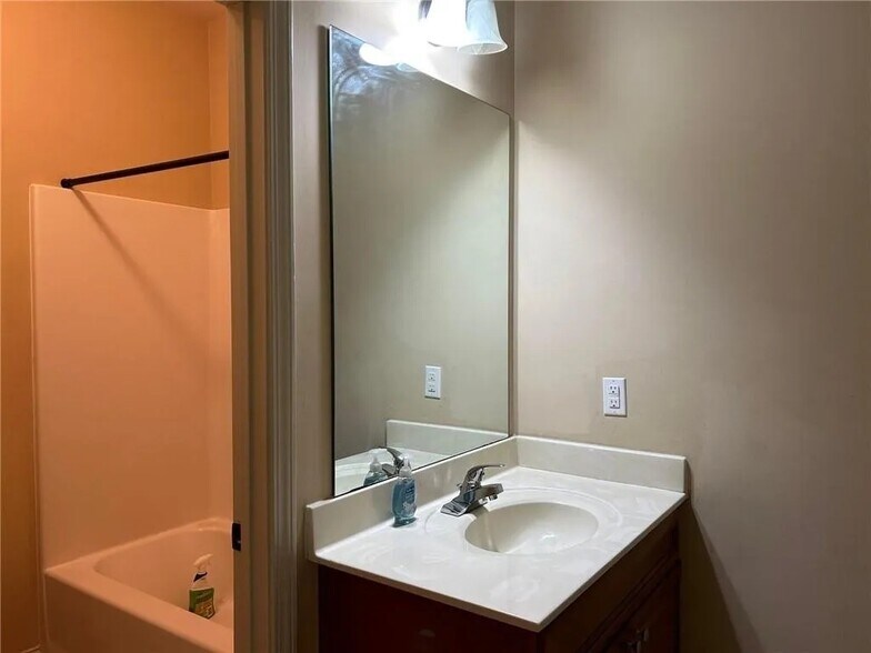 Building Photo - 698 Channel Ln