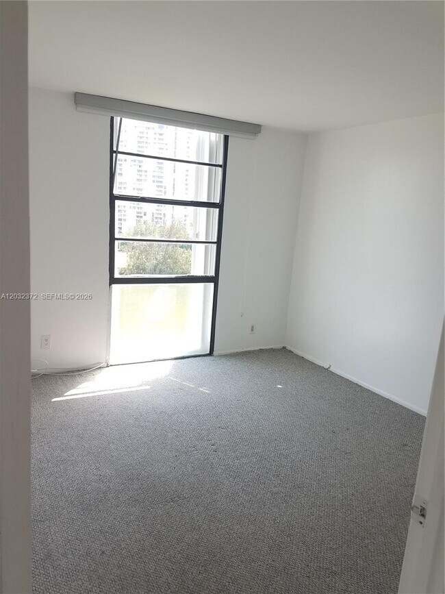Building Photo - 3475 N Country Club Dr