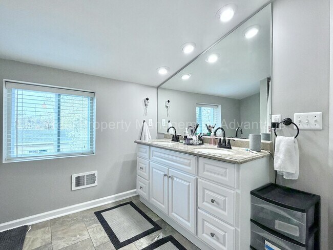 Building Photo - 3 Bed/2.5 Bath - Cape Cod Charm with Modern Comforts Throughout