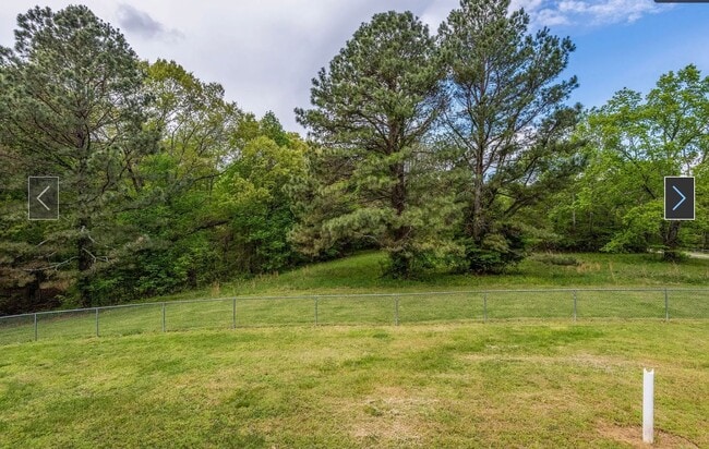 Building Photo - Fairview - 3 bedroom 2 baths - Private living