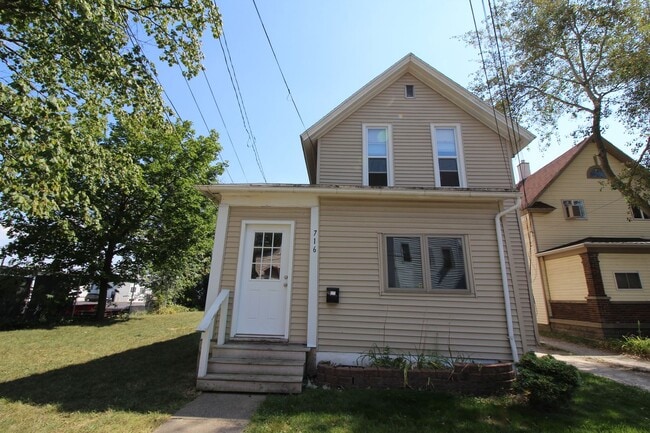 Building Photo - 4 Bedroom Home on West Side!