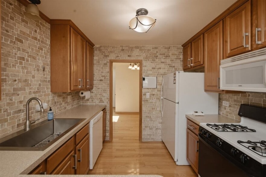 Building Photo - 1671 Grosvenor Cir