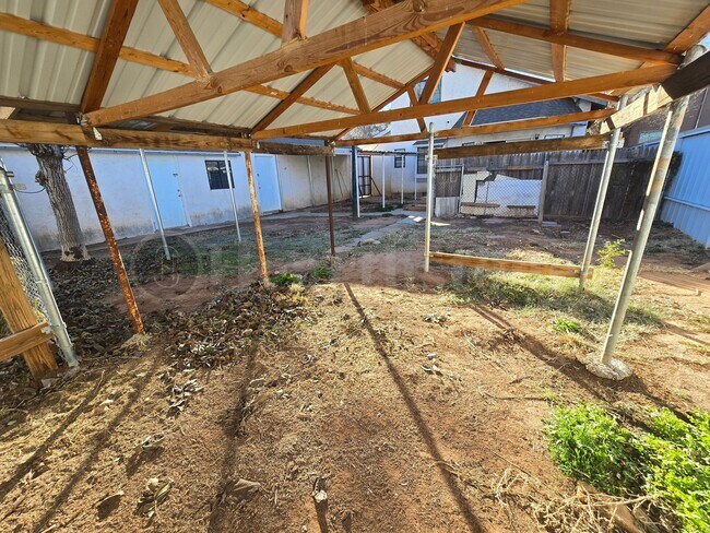 Building Photo - 1307 Gidding St