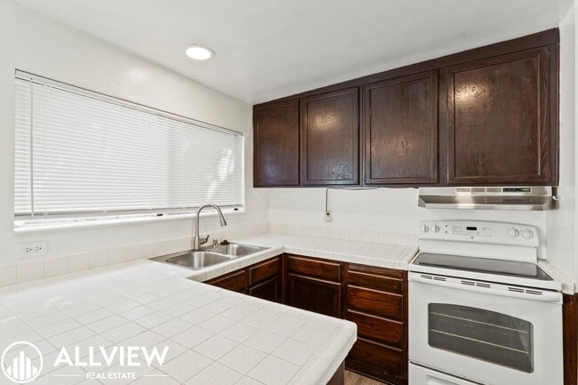 Building Photo - 255 Avenida Montalvo