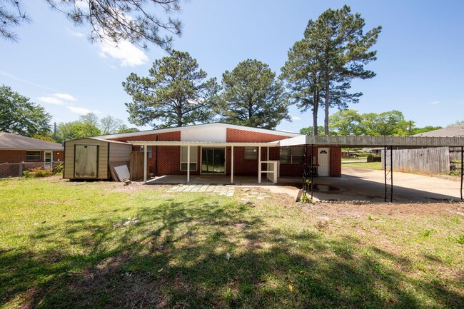 Building Photo - ** 3 bed 2 bath located in Dalraida **Call (334-366-9198 to schedule a self tour)  $500 move-in i...