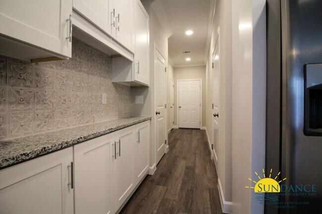 Building Photo - Custom Fort Walton Beach Townhouse in Gated Community!