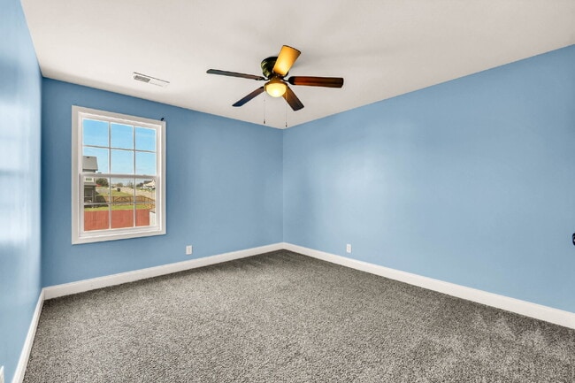 Building Photo - Close to Fort Campbell and MOVE IN READY!