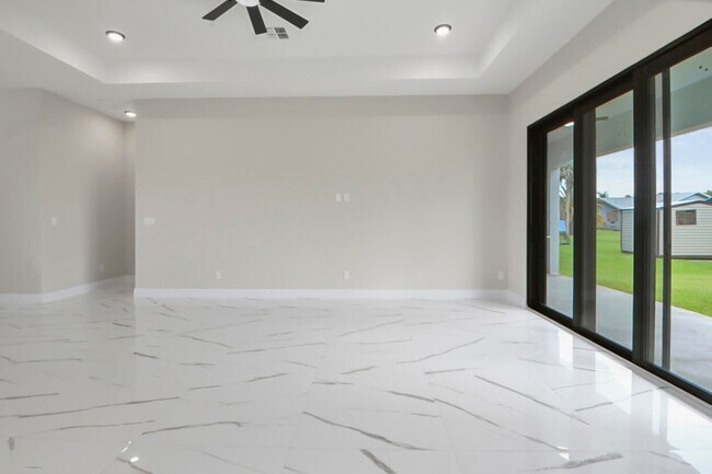 Building Photo - 850 SW Abingdon Ave